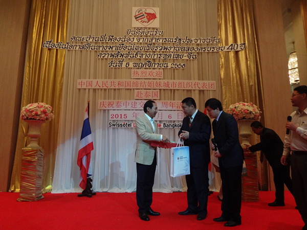 于会长与泰中文化经济协会主席颇钦交换北京商贸资料与礼物